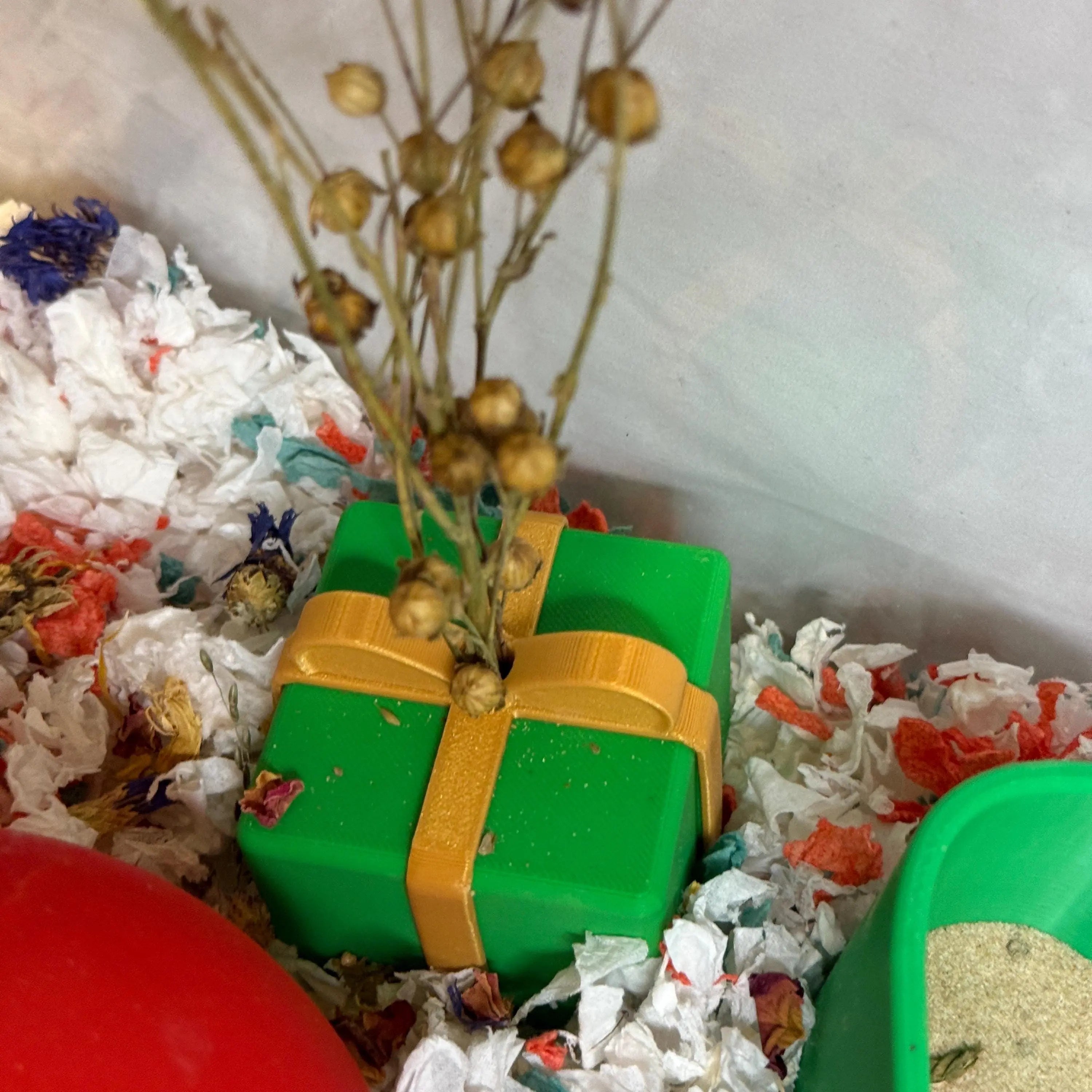 Christmas Present Spray Holder RoseLark Pet Products