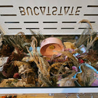 Decorative enclosure setup with sprays 